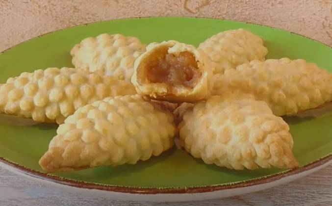 Песочные пирожки с яблоками в духовке: рецепт - Лайфхакер