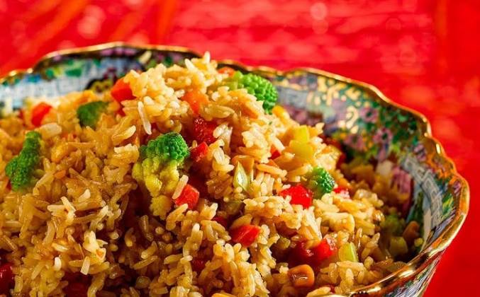 Жареный рис с овощами и креветками рецепт
