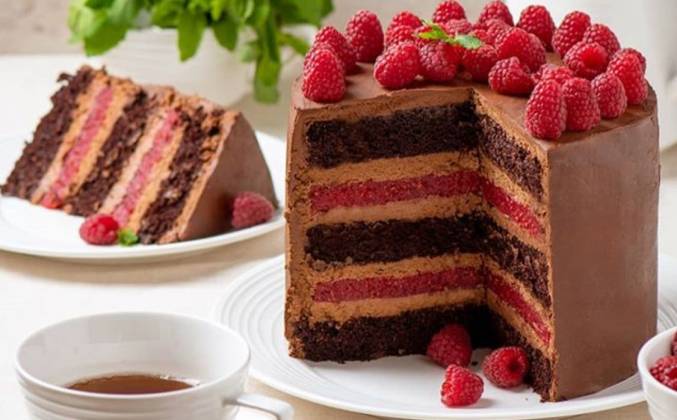 Шоколадный торт с малиной - рецепт с фото