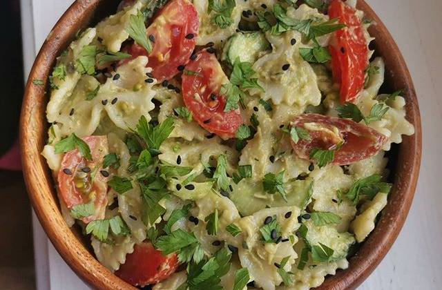 Салат с макаронами, помидоры, лгурцами, луком и авокадо рецепт