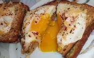 рецепт Тост с гуакамоле и яйцом
