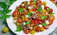рецепт Салат с помидорами черри, боккончини и бальзамической глазурью