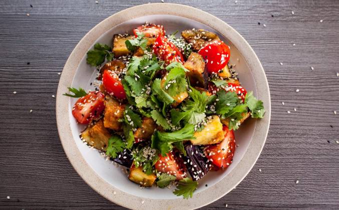 Салат с жареными баклажанами и помидорами Просто Кухня рецепт