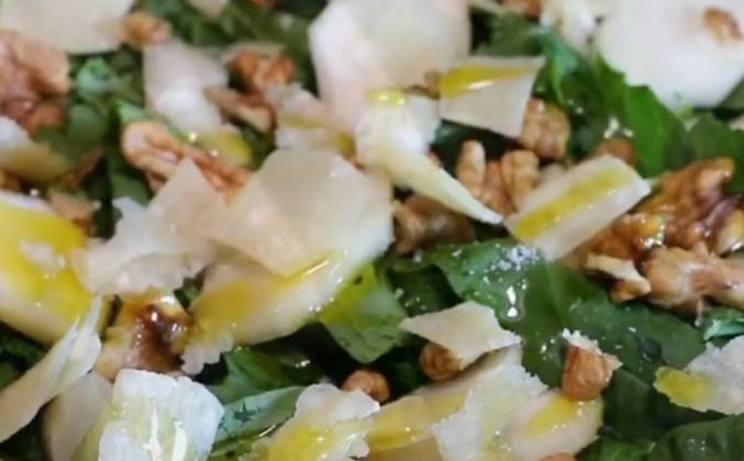 Салат с рукколой, грушей и грецкими орехами рецепт