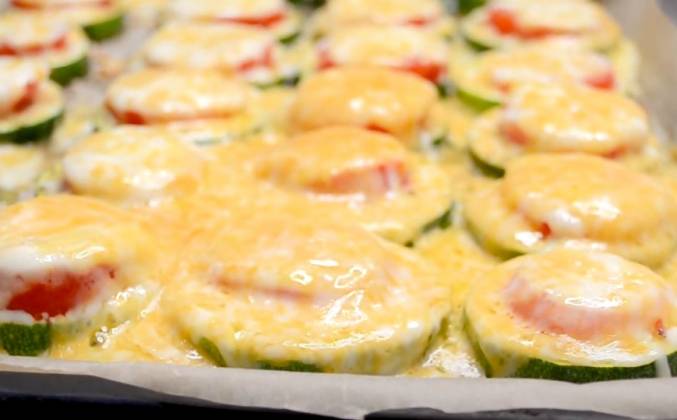 Запечённые башенки из кабачков с помидорами и сыром в духовке: рецепт - Лайфхакер