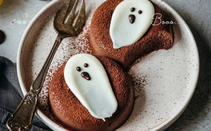 Пирожные из ряженки, какао и шоколада на Хэллоуин рецепт