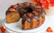 рецепт Пряный тыквенный кекс с шоколадом и орешками