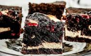 рецепт Влажный шоколадно-кофейный пирог с творогом и вишней