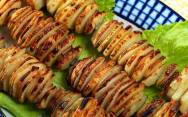 рецепт Шашлык из картошки с салом на шампурах на мангале в фольге