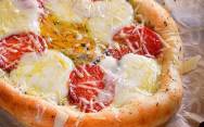 рецепт Пицца с моцареллой и колбасой с маслом