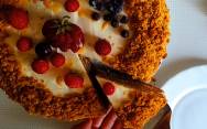 рецепт Карамельный торт медовик со сметанным кремом с клубникой
