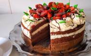рецепт Шоколадный торт с клубникой и кремом