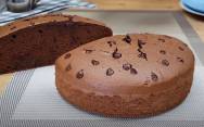 рецепт Бисквитный шоколадный пирог с кусочками шоколада