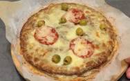 Домашняя пицца из фарша с помидорами и сыром