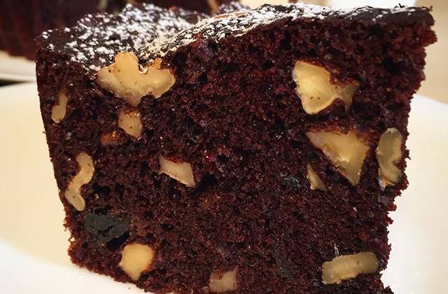 Шоколадный кекс с черносливом и грецкими орехами