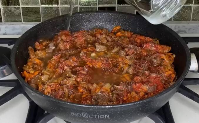 Как приготовить гуляш из говядины с подливкой на сковороде рецепт с фото пошагово вкусно