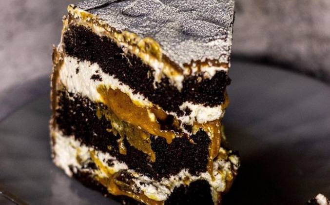 Шоколадный торт со сливочным кремом и орехами рецепт