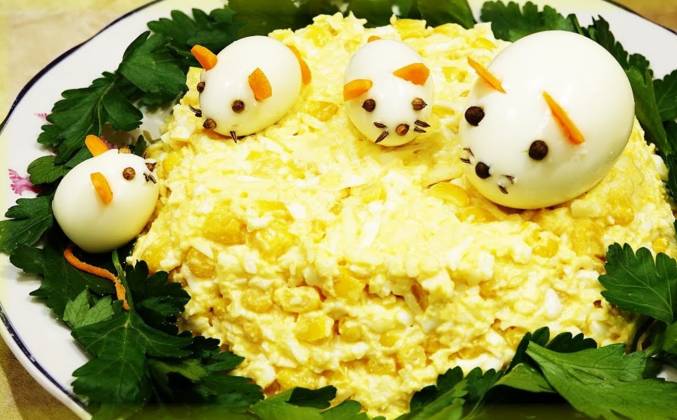 Праздничный салат с кукурузой яйцом и сыром рецепт