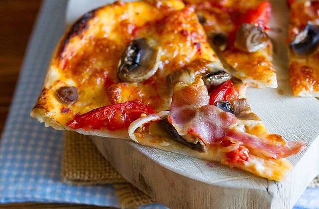 Пицца с сосисками, оливками, помидорами и сыром