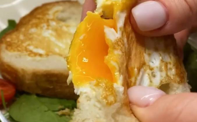 Гренки из хлеба с яйцом внутри на сковороде рецепт