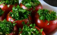 рецепт Фаршированные помидоры с чесноком и зеленью