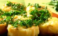 рецепт Фаршированный картофель сыром с яйцом в духовке