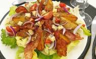 рецепт Салат с картошкой, беконом, помидорами и сыром