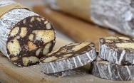 рецепт Шоколадная колбаса из печенья, какао, орехами и сгущенки