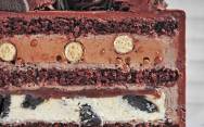 рецепт Шоколадный торт с чизкейком, муссом и карамелью