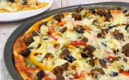 рецепт Пицца с курицей, грибами, оливками, перцем, огурцами и сыром
