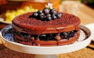 рецепт Шоколадный торт с черничным вареньем