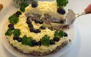 рецепт Салат с говядиной, грибами, сыром и картошкой
