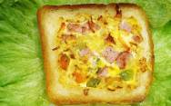 рецепт Горячие бутерброды с колбасой сыром и яйцом