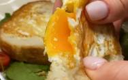 Гренки из хлеба с яйцом внутри на сковороде