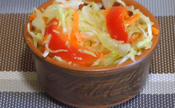 Хрустящий вкусный салат из капусты, моркови и болгарского перца