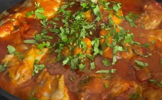 Куриные бедра в томатном соусе на сковороде рецепт