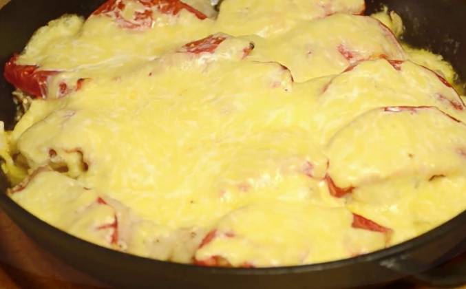 Хек в духовке, запеченный в сметане с овощами и сыром – самый вкусный рецепт (пошагово с фото)