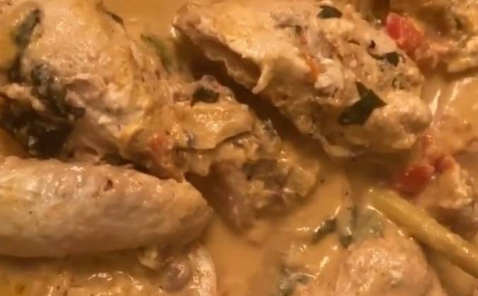 Филе курицы в сливочно-чесночном соусе на сковороде