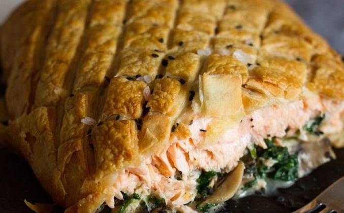 Пирог с рыбой из слоеного теста — подборка простых рецептов