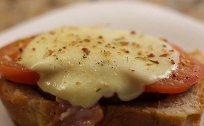 Бутерброды с колбасой сыром и помидорами рецепт