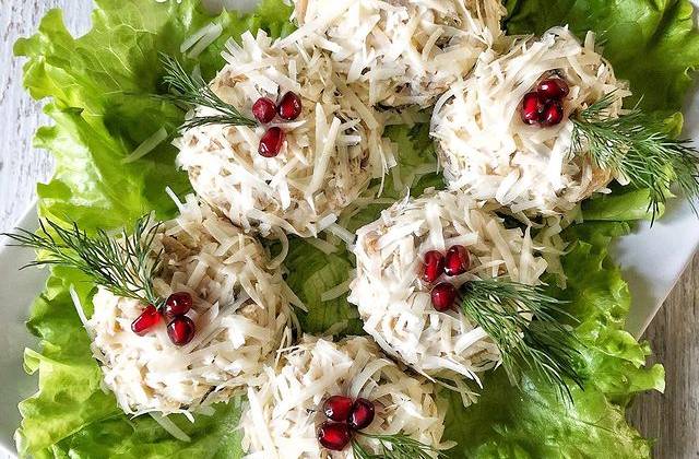 Салат Снежок с курицей и грибами рецепт