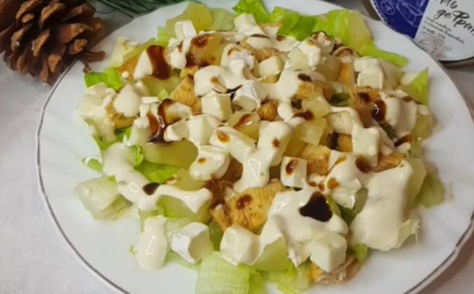Салат с курицей, ананасами, сыром и айсбергом рецепт