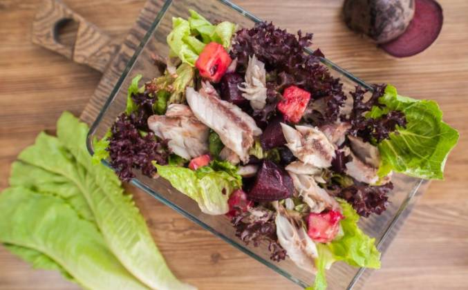 Салат с рыбой скумбрия, сыром и свеклой Просто Кухня рецепт