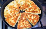 рецепт Турецкие лепешки на сковороде с сыром на молоке