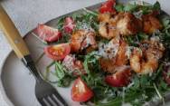 Салат с рукколой помидорами черри и креветками