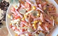 рецепт Пикантный салат с шампиньонами, ветчиной, сыром и кукурузой