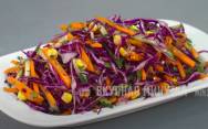 рецепт Салат с капустой, морковью, огурцом и кукурузой