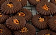 рецепт Шоколадное печенье с карамелью и орехами