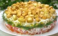 рецепт Салат Коррида с крабовыми палочками с помидорами и сухариками