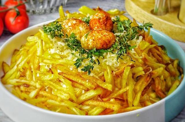 Салат с курицей, картошкой фри, огурцами и яйцами рецепт